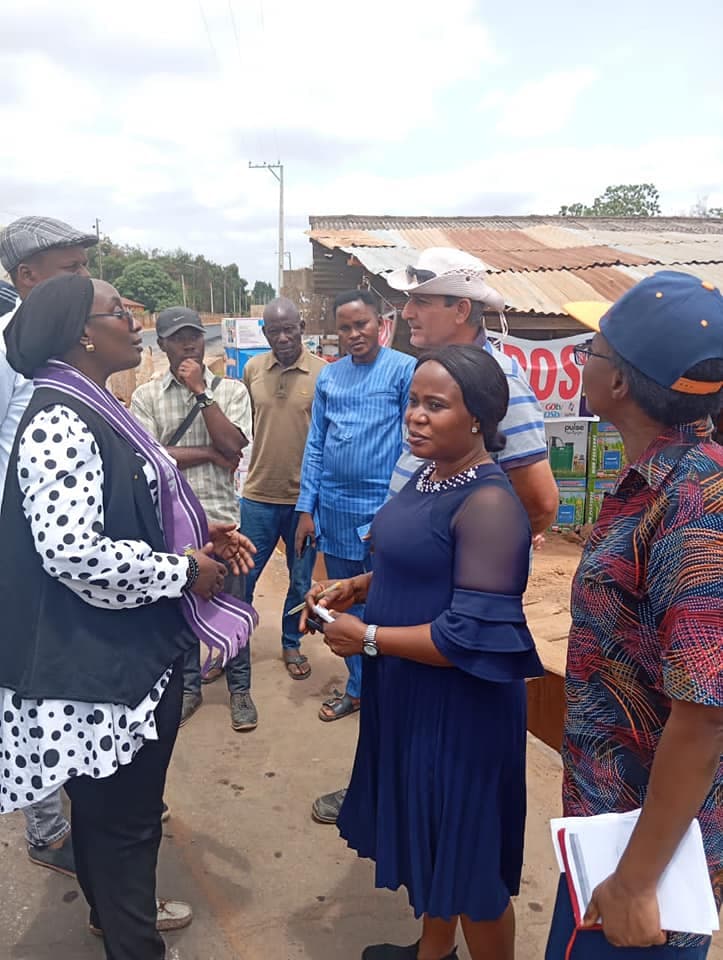 APWEN Ibadan chapter delegates with Contractors and Client representatives 
    at a section of Ogbomosho-Iseyin Road